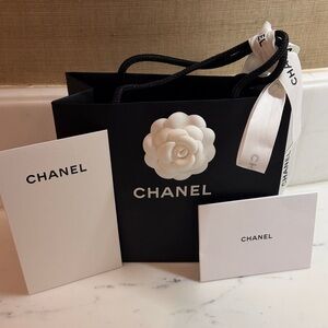 Chanel bag empty9x7 . plus camellia Chanel, ribbon.